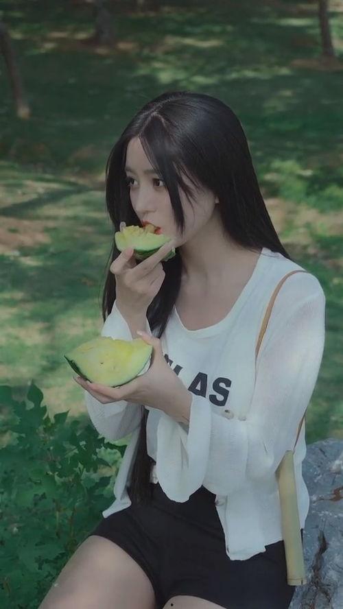 美女喜欢吃瓜,揭秘美女们的甜蜜瓜缘
